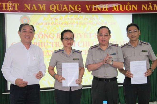 Bà Nguyễn Thị Thu (thứ 2 từ trái sang) được giao phụ trách Chi cục THADS TP Thủ Đức