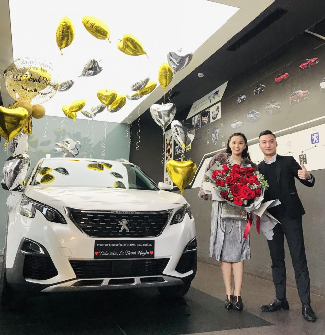 Lã Thanh Huyền rạng rỡ nhận xế hộp Peugeot tại showroom Long Biên (Hà Nội).