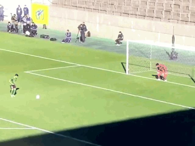 Media - Chạy đà sút penalty quá "màu mè", cầu thủ khiến thủ môn ức chế và cái kết