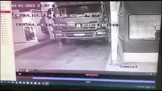 Tai nạn hy hữu: Ô tô tải không người lái cán tử vong tài xế đang kiểm tra dưới gầm xe