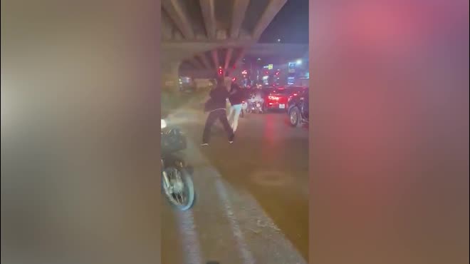 Trích camera xác minh lời lái xe bán tải khai: "Bị nạn nhân chửi nên đánh"