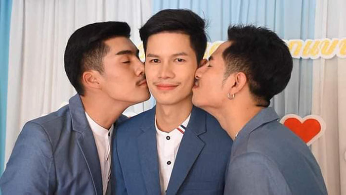 Đàn ông Thái Lan kết hôn trong một không gian nơi tình yêu được khơi gợi đến tột độ. Bức ảnh này thể hiện được sự kết nối và tình tay ba giữa người đàn ông và đôi bạn đồng tính nam. Hãy cùng xem và tìm hiểu thêm về câu chuyện tình yêu đầy cảm động này.