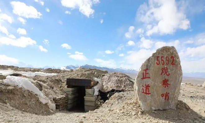 Lối vào căn cứ Trung Quốc ở độ cao 5.592 mét giáp biên giới Ấn Độ.