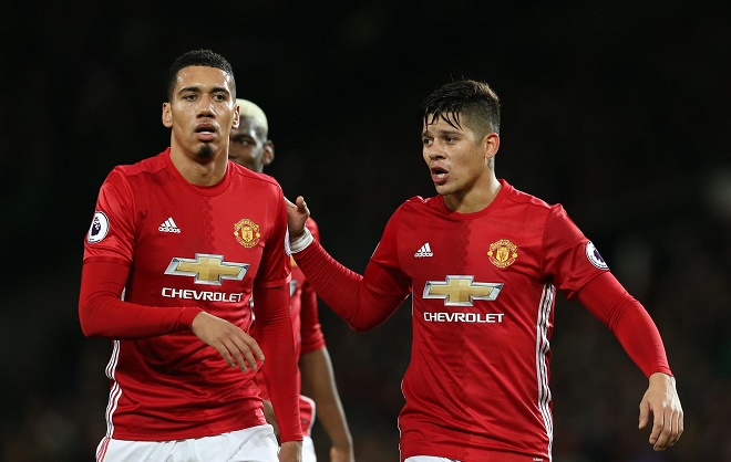 Rojo (bên phải) đang trên đường rời MU