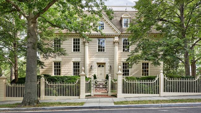 Ngôi nhà của gia đình Berman là nơi cư trú lâu đời nhất ở Washington, D.C., tuy vậy ngôi nhà được xây dựng lần đầu vào năm 1754 ở Danvers, Massachusetts.
