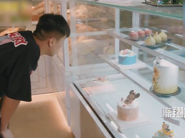 Cười 24H - Cách hai thanh niên ăn bánh sinh nhật miễn phí khi không có tiền mua