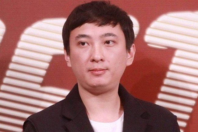 Vương Tư Thông thành lập  công ty Shanghai Panda Entertainment hồi năm 2015 và công ty phá sản hồi tháng 3/2018. 

