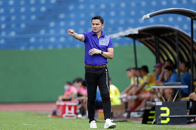 HLV Kiatisak chỉ đạo học trò ở trận đấu giữa HAGL và Khánh Hoà.