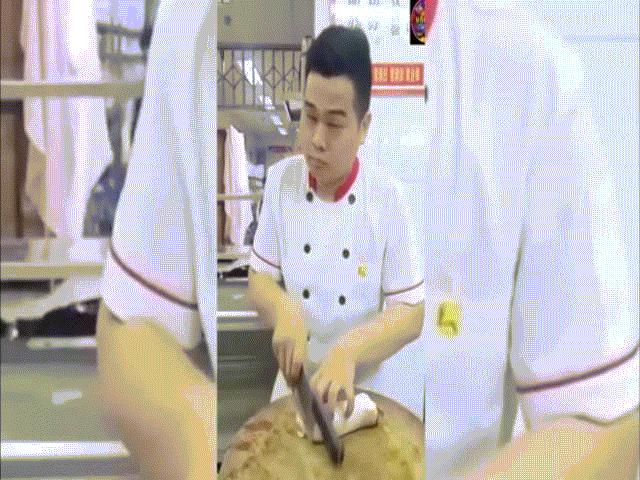 Bạn trẻ - Cuộc sống - Clip: Chàng đầu bếp mù trổ tài dùng dao khiến người xem "chóng mặt"