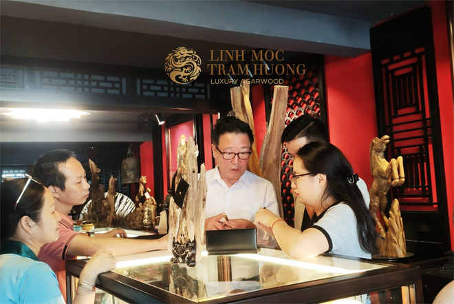 Linh Mộc Trầm Hương thu hút cả khách Việt Nam và quốc tế.