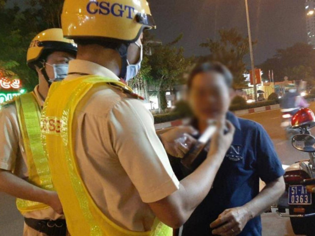 Tin tức trong ngày - Ma men "cù nhầy" bỏ xe máy, nhất quyết không chịu cho CSGT đo nồng độ cồn