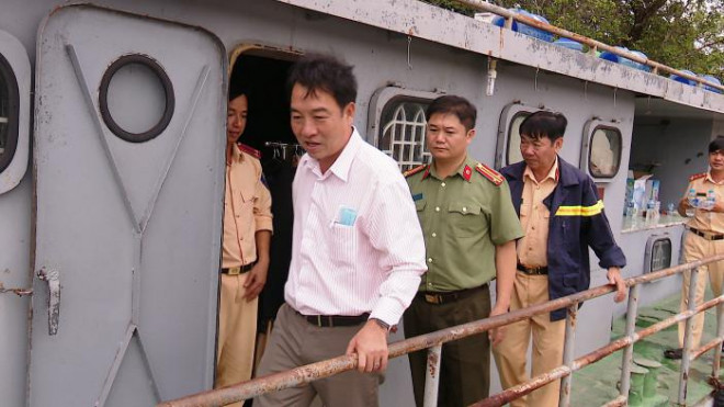 Ông Lữ Quang Ngời, Chủ tịch UBND tỉnh Vĩnh Long đã trực tiếp xuống hiện trường chỉ đạo công tác tìm kiếm cứu nạn, động viên tinh thần các chiến sĩ công an.