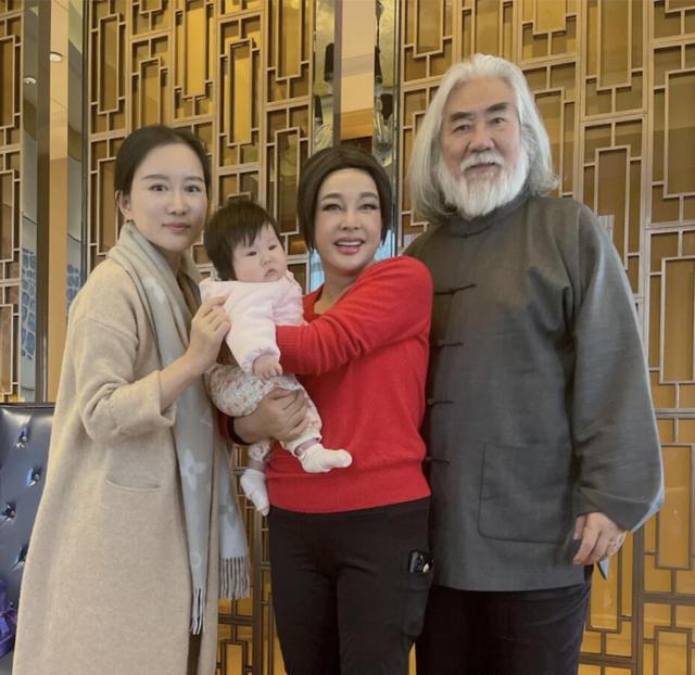 Lưu Hiểu Khánh chụp chung với vợ chồng Trương Kỷ Trung và Đỗ Tinh Lâm, cùng em bé mới chào đời vài tháng.