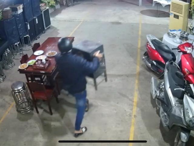Pháp luật - Clip đối tượng vào tận nơi đặt linh cữu, trộm thùng tiền phúng điếu ở Bình Dương
