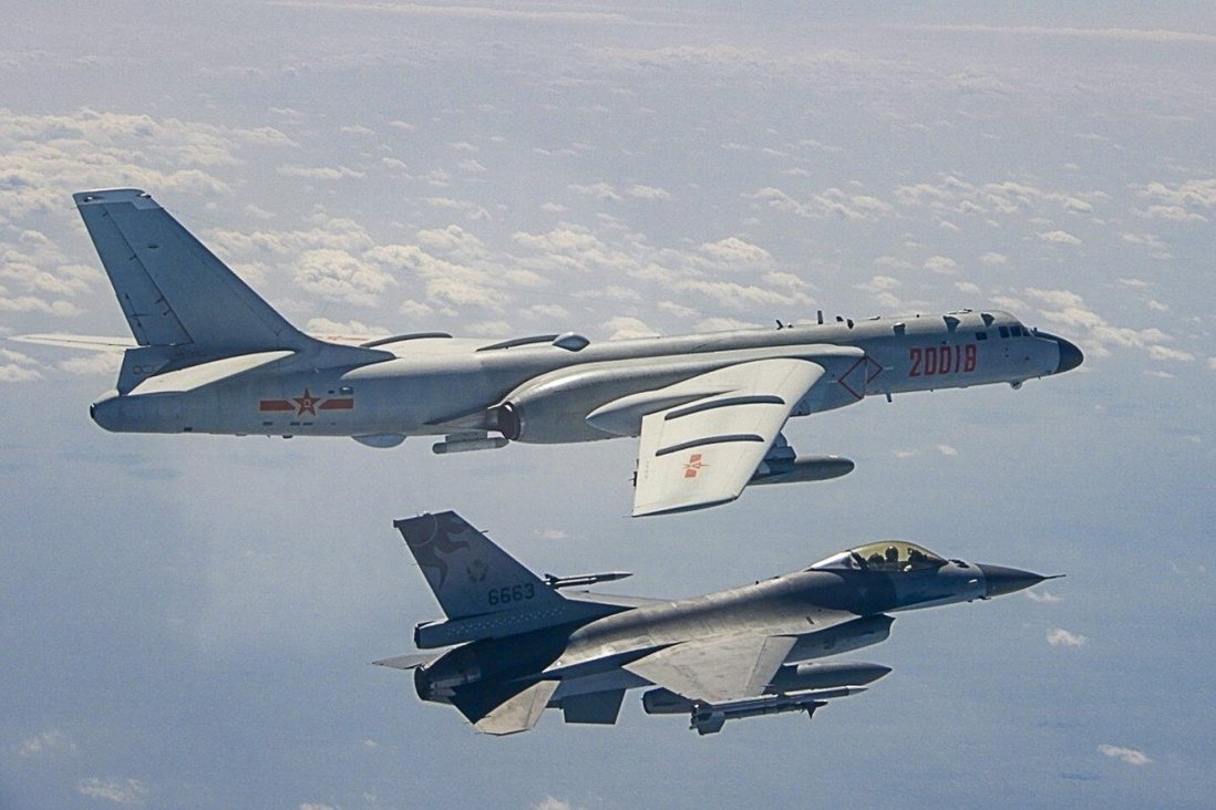 Chiến đấu cơ Đài Loan theo sát máy bay ném bom Trung Quốc.