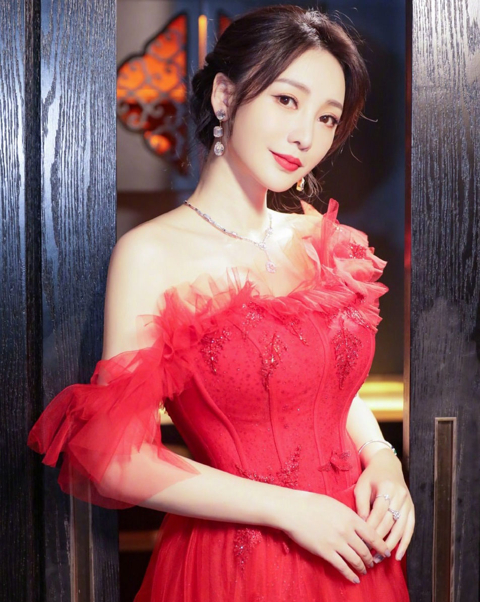 Liễu Nham được mệnh danh là bom sex Trung Quốc, nổi bật với nhan sắc xinh đẹp cùng đường cong hình chữ S quyến rũ.