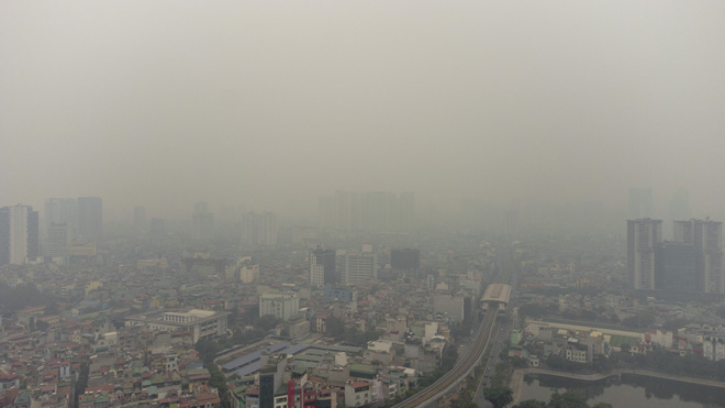 Những ngày qua, chất lượng không khí quan trắc tại một số địa điểm ở Hà Nội đạt ngưỡng xấu, kèm theo hiện tượng trời mịt mù như sương bao phủ khắp Thủ đô. Sáng sớm nay (6/1) cũng vậy, Hà Nội "chìm" trong không khí đặc quánh, mù mịt khắp nơi.
