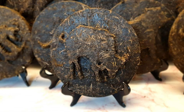 Chè được ép thành bánh để bán cho khách hàng.