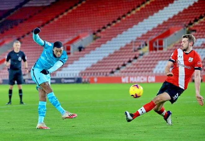 MU bị HLV Liverpool mỉa mai hưởng nhiều penalty, Solskjaer đáp trả cực gắt - 1