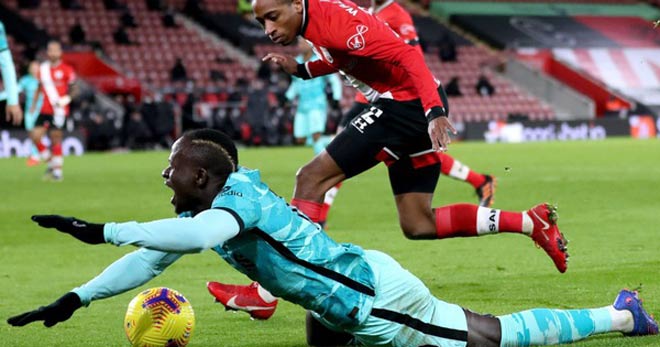 MU bị HLV Liverpool mỉa mai hưởng nhiều penalty, Solskjaer đáp trả cực gắt - 3