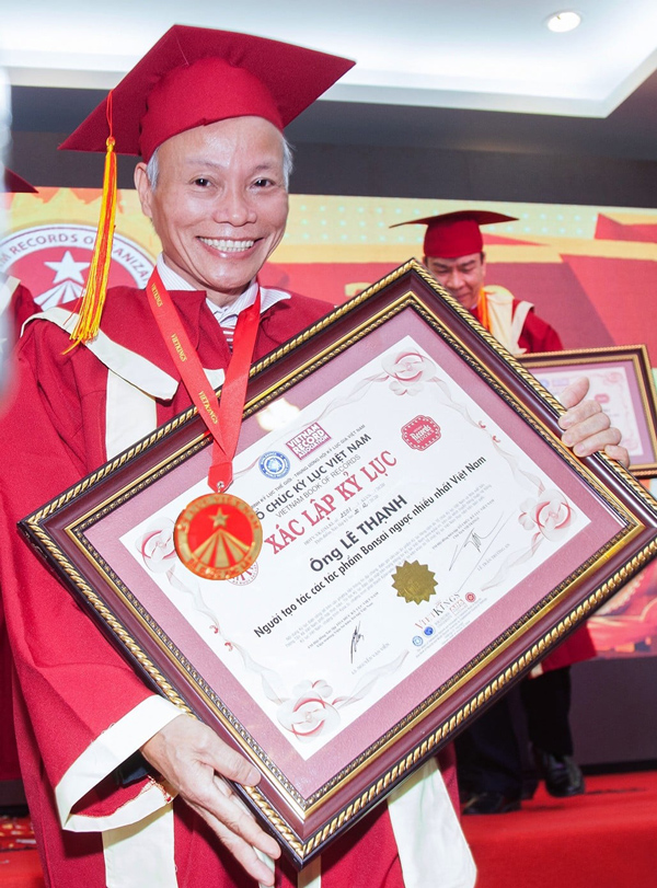 Ông Lê Thạnh nhận được Tổ chức kỷ lục Việt Nam xác nhận Bằng kỷ lục "Người tạo tác các tác phẩm Bonsai ngược nhiều nhất Việt Nam" ngay tại buổi Hội ngộ Kỷ lục gia Việt Nam lần thứ 41 diễn ra ngày 20/12 vừa qua.