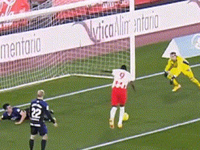 Media - Tiền đạo dẫn bóng đến trước khung thành trống nhưng vẫn cố "cà khịa" rê qua thủ môn