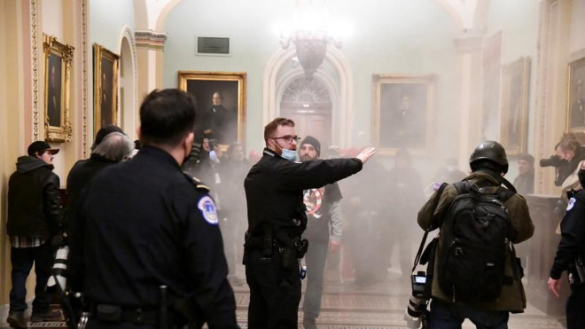 Cảnh sát Điện Capitol đang làm nhiệm vụ ngăn chặn người biểu tình quá khích. Ảnh: REUTERS
