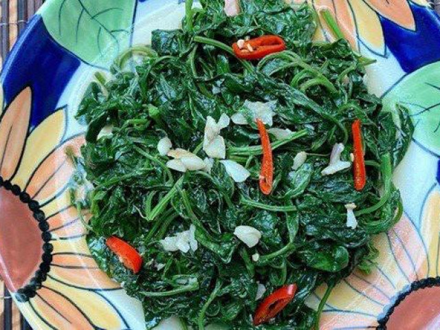 Ẩm thực - Đem loài cây mọc dại về xào tỏi, nghe tưởng dở ai ngờ khách nức nở khen ngon