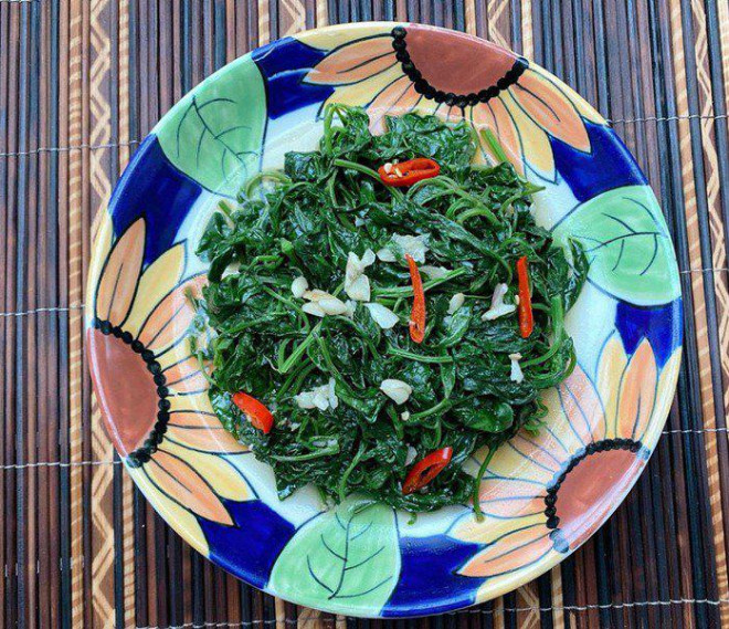 Đem loài cây mọc dại đầy ngoài đồng về xào tỏi, nghe tưởng dở ai ngờ khách nức nở khen ngon - 5