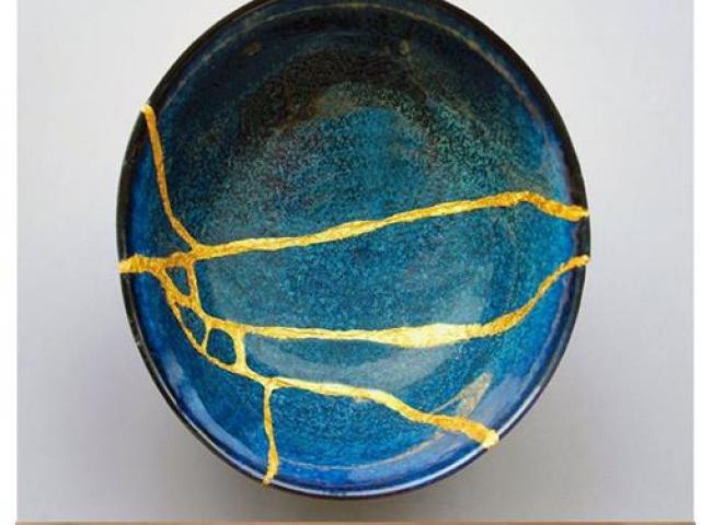 Thị trường - Tiêu dùng - Lấy bột vàng trám lại bát vỡ rồi bán giá hàng trăm đô vẫn được khen rẻ