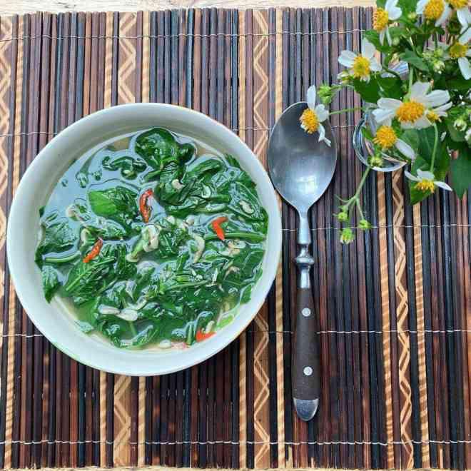 Nhiều người còn dùng xuyến chi để nấu canh hay nhúng lẩu nhưng ai cũng thừa nhận xào tỏi là ngon nhất.