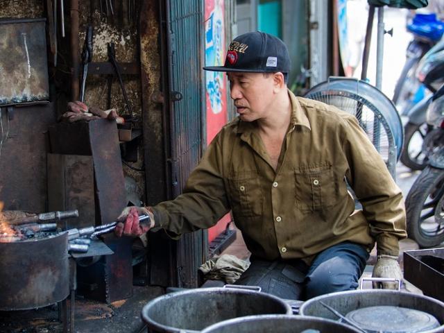 Thị trường - Tiêu dùng - Chuyện lạ về “dị nhân” cuối cùng giữ lửa nghề rèn ở phố cổ Hà Nội