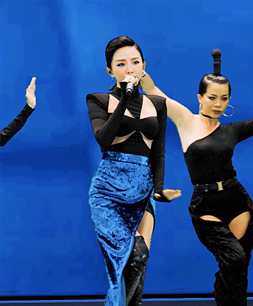 Tóc Tiên xuất hiện và trình diễn cực sung bản mashup Phút Giây Tuyệt Vời và Ngày Mai, Không Ai Hơn Em Đâu Anh, Walk Away. Cô gửi lời chúc đến với người hâm mộ, mong mọi người luôn giữ tinh thần "mãnh hổ" không ngừng tiến về phía trước và có một năm 2021 tuyệt vời.