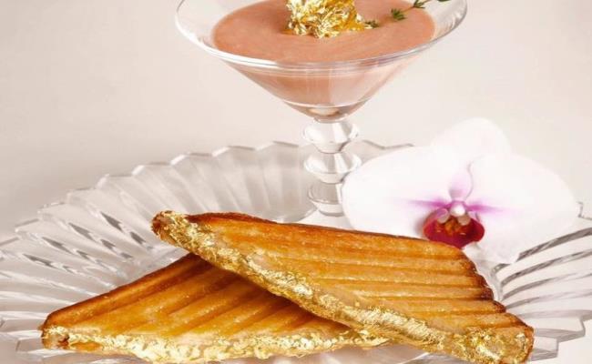 Bánh nướng phô mai bọc vàng là món ăn đắt đỏ, được chế biến từ những lát phô mai Caciocavallo Podolico mạ vàng thật cùng với bơ nấm Truffle trắng và 2 miếng bánh mì Pháp Pullman lừng danh.
