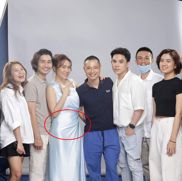 Trước đó, xuất hiện trong một bức ảnh hậu trường, nữ ca sĩ Họa mi tóc nâu gây ngỡ ngàng với vòng eo to vượt mặt cùng thân hình phì nhiêu, tròn trịa lên trông thấy khiến Mỹ Tâm bị dính nghi án mang bầu với Mai Tài Phến.