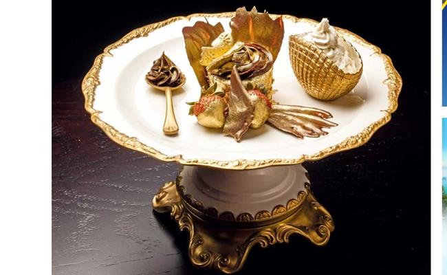 Bánh Cupcake phủ vàng là món ăn của hãng bánh ngọt danh tiếng Bloomsbury ở Dubai. Món ăn xa hoa này được làm từ những nguyên liệu cực kỳ đắt đỏ, bao gồm bột mì hữu cơ Dove, cacao Premium Amedei Porcelena đến từ Ý, vani Gold Ugandan, bơ Rachels của Anh, dâu tây và đặc biệt nhất là 24 carat lá vàng có thể ăn được.
