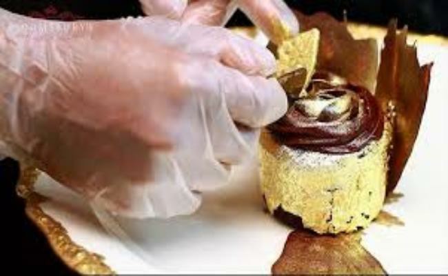 Ngay cả đĩa đựng bánh cũng được làm từ vàng 24k Empire Morning Cake Stand, thìa dùng để ăn bánh cũng làm từ vàng ròng và được trang trí thêm sô cô la.
