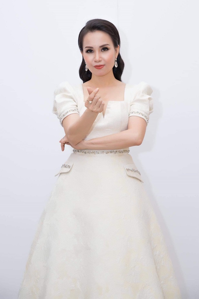 Nữ ca sĩ từng phải nghỉ hát 3 năm vì bị bệnh viêm xoang, sau khi chữa trị bằng nhiều phương pháp và qua Mỹ làm phẫu thuật, Cẩm Ly quay trở lại với dự án âm nhạc trực tuyến trên Youtube và được khán giả&nbsp;đón nhận nồng nhiệt.
