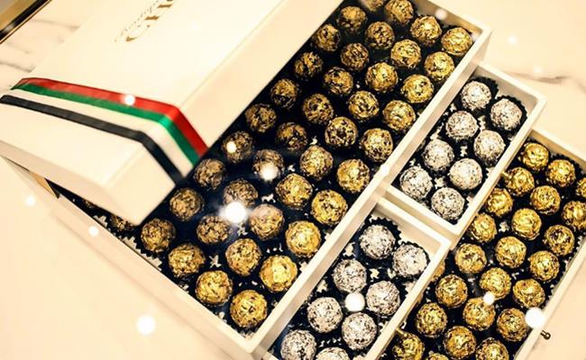 Món sô cô la phủ vàng này được bán theo từng túi nhỏ, mỗi túi có giá 10.000 USD (229 triệu đồng) -  1 mức giá không tưởng cho một món ăn chơi.
