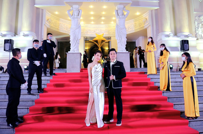 Diễm My sánh bước cùng nam ca sĩ Quang Vinh