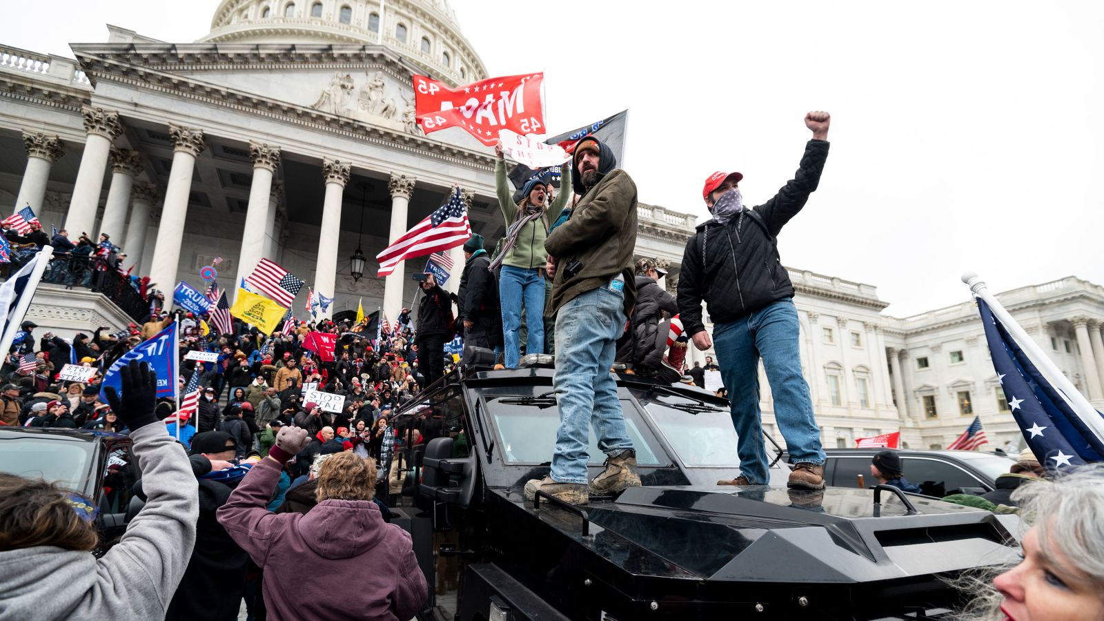 Người biểu tình tràn vào tòa nhà Quốc hội Mỹ.