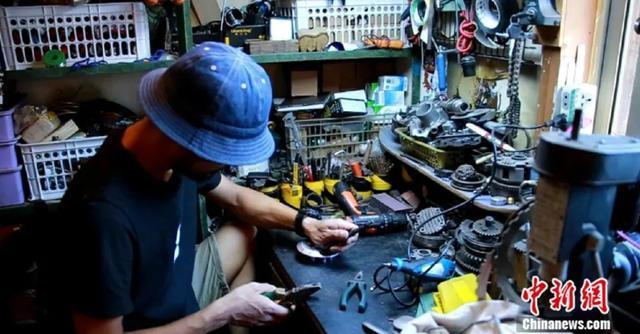 Lục thùng rác tìm “báu vật”, thu nhập tiền tỷ mỗi năm - 3