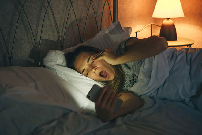 Ánh sáng xanh từ màn hình điện thoại có thể gây khó ngủ