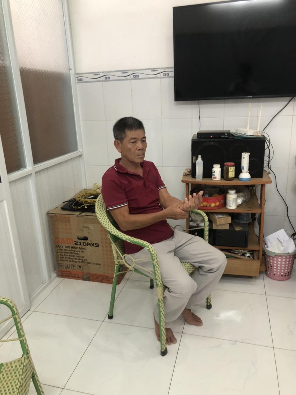 Ông Doanh bị tê bì chân tay do thoái hóa cột sống