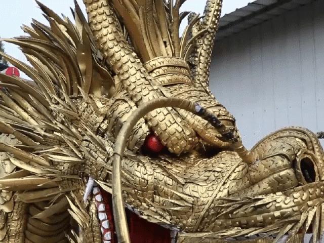 Media - Người đàn ông biến lốp xe cũ thành rồng vàng