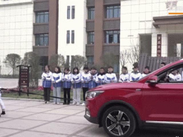 Media - "Bậc thầy trồng chuối" kéo ô tô đi băng băng trên đường