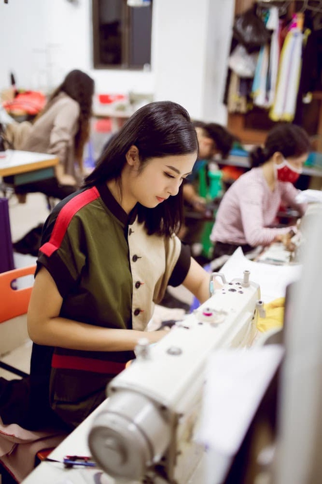 Sau 10 năm đăng quang Hoa hậu Việt Nam, Ngọc Hân hiện đã gây dựng cho mình chỗ đứng vững chắc trong Vbiz và sự nghiệp kinh doanh ổn định. Với niềm đam mê áo dài truyền thống, Ngọc Hân được biết tới là một trong những NTK áo dài nổi tiếng trong showbiz.
