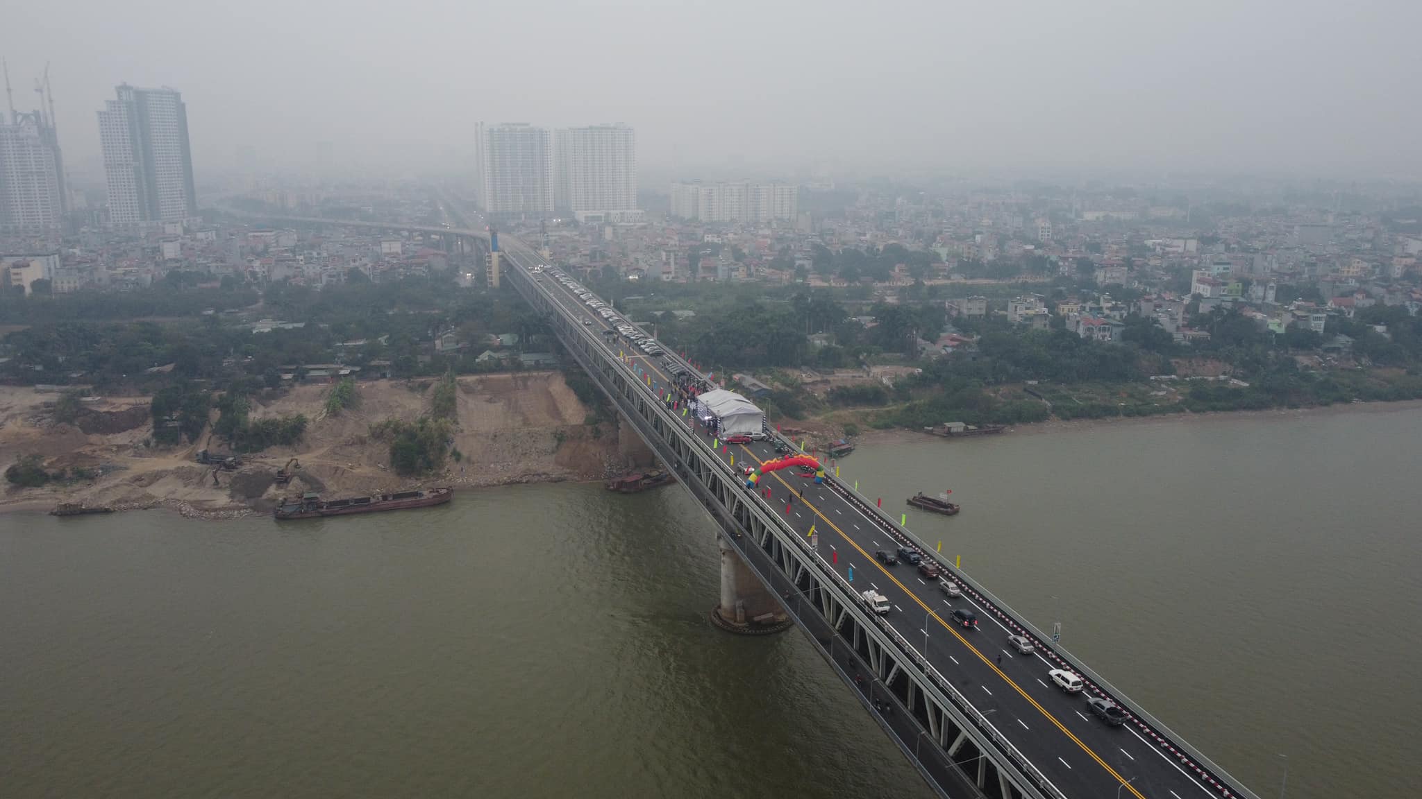 Cầu Thăng Long kết nối Hà Nội với sân bay Nội Bài và tuyến đường vành đai 3