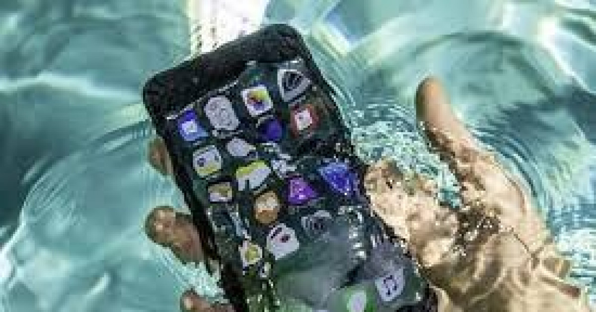 Công nghệ thông tin - Mẹo “cấp cứu” điện thoại rơi vào nước