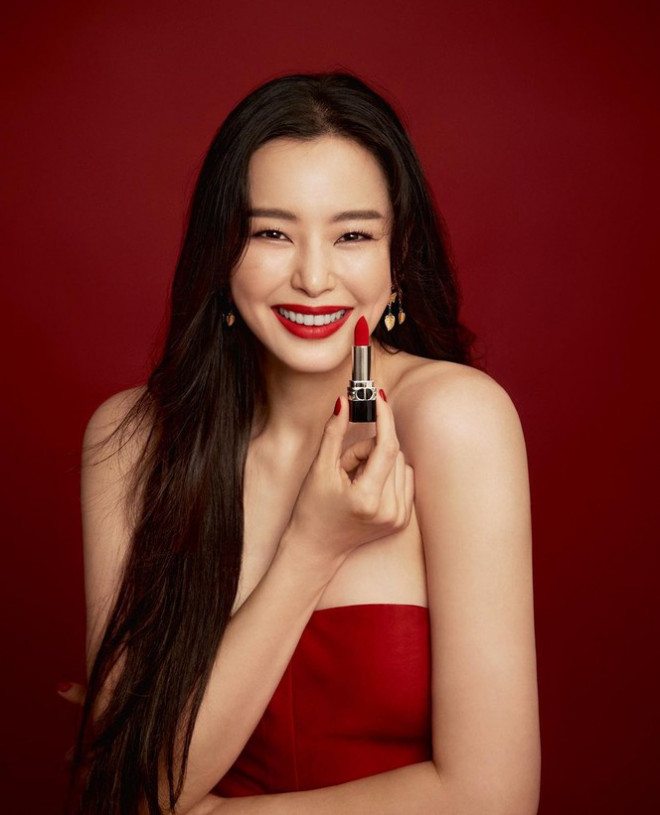 Jisoo BLACKPINK có lấn át được Hoa hậu Honey Lee trong loạt ảnh quảng cáo mỹ phẩm Dior? - 7